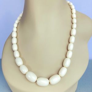 White Acrylic Necklace, Vintage Mid Century Mod Oval Graduated Beads